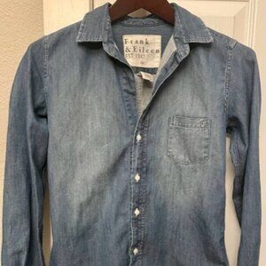 Frank & Eileen Barry Famous Denim Shirt Size Xsmall Distressed Vintage Wash